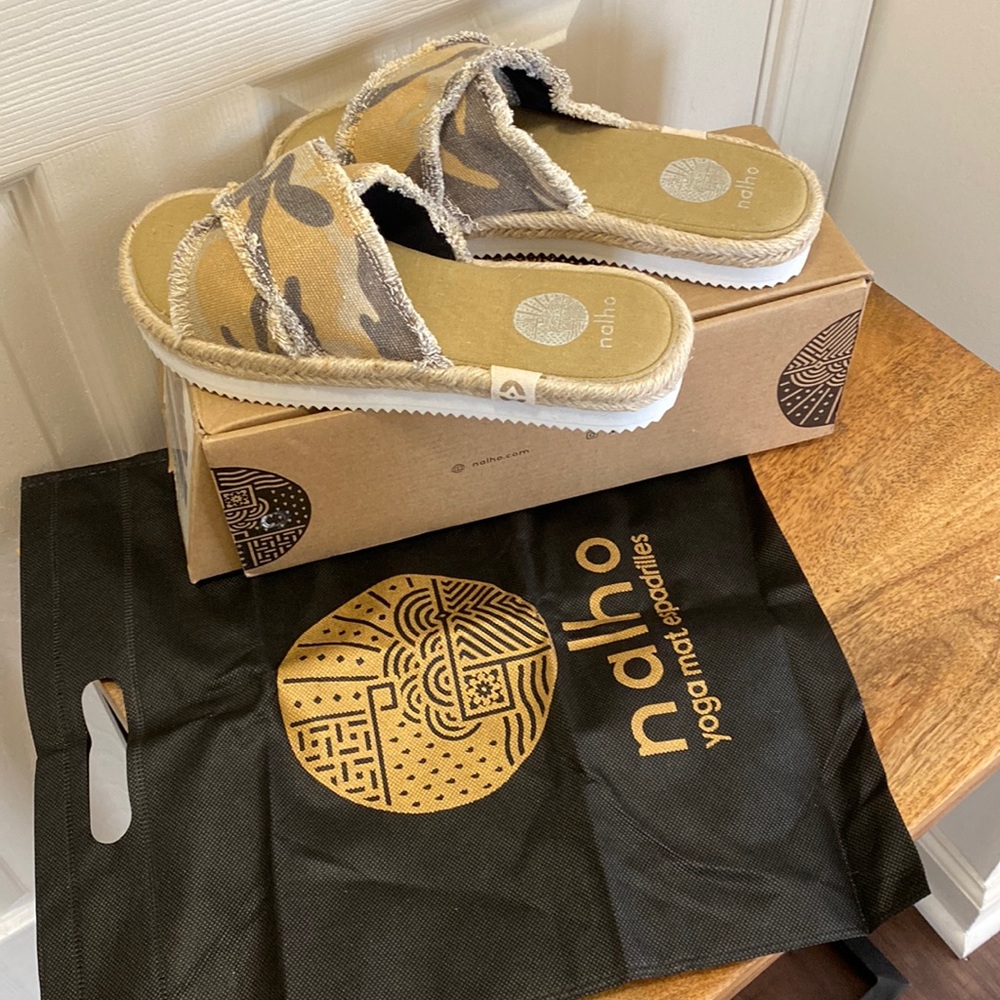Never worn sandals. Size 7.